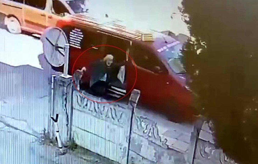 Sakarya’nın Adapazarı ilçesinde bir dolmuştan inmek isteyen 71 yaşındaki kadın,