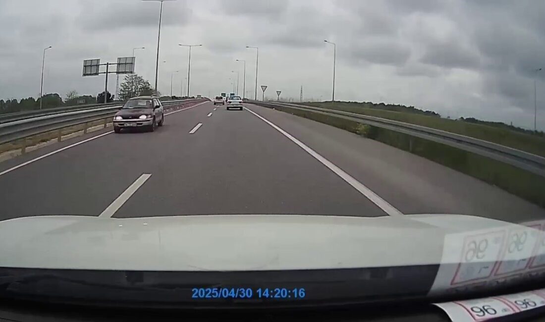 Sakarya’nın Akyazı ilçesinde ters yönde giden otomobil tehlike saçtı. Araç