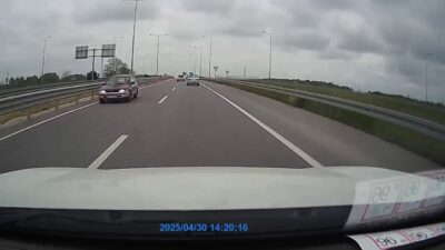 Sakarya’nın Akyazı ilçesinde ters yönde giden otomobil tehlike saçtı. Araç