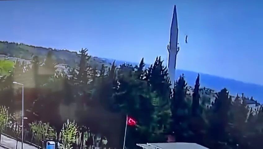 İstanbul’da meydana gelen 6,2 büyüklüğündeki depremin ardından Büyükçekmece’deki bir caminin