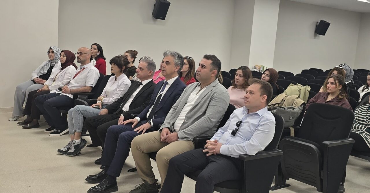 Erzincan İl Sağlık Müdürlüğünce ebelik eğitimlerinin güçlendirmesi kapsamında eğitim düzenlendi.