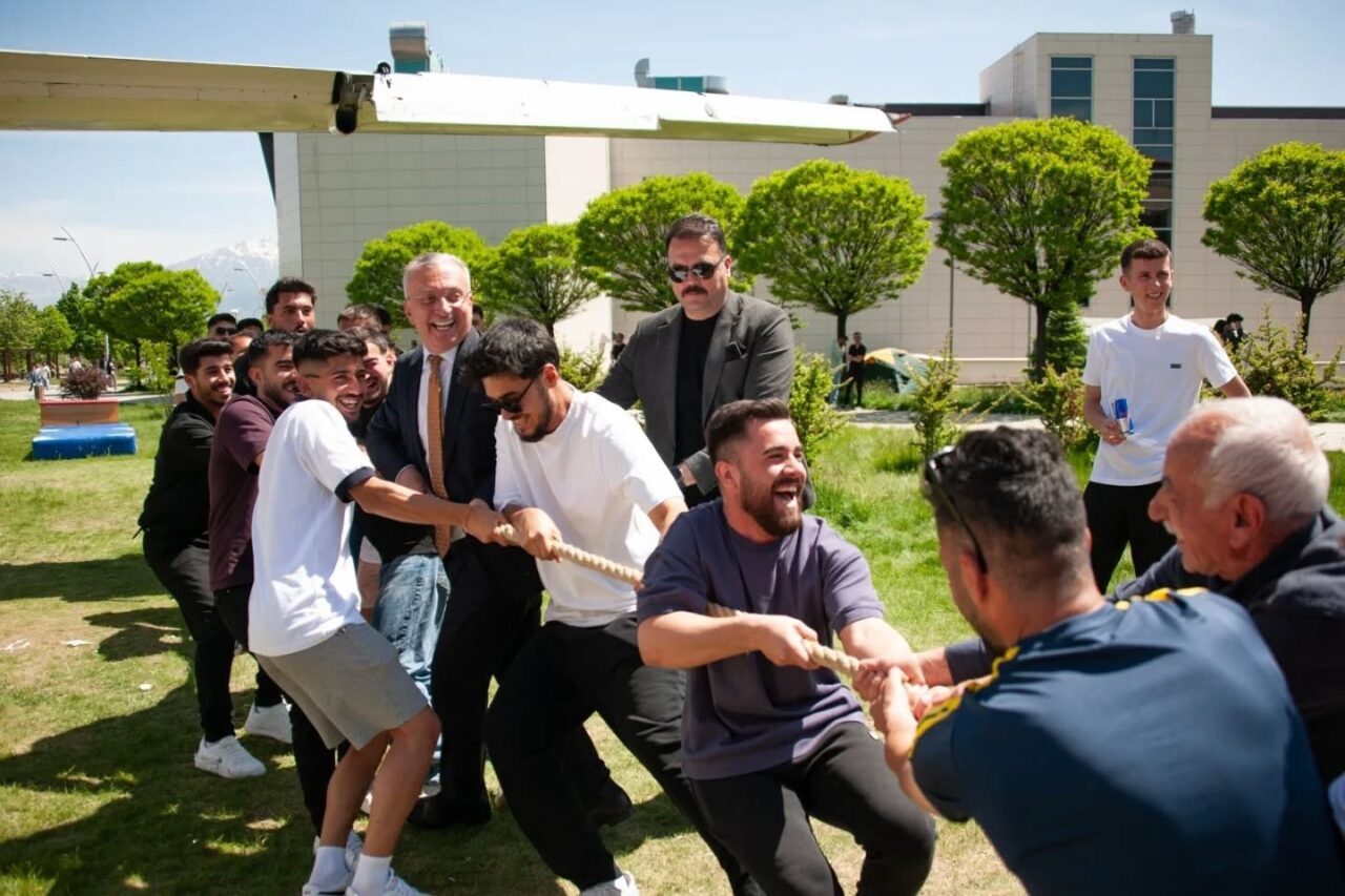 Erzincan Binali Yıldırım Üniversitesi’nde (EBYÜ) düzenlenen Bahar Şenlikleri, renkli etkinliklerle