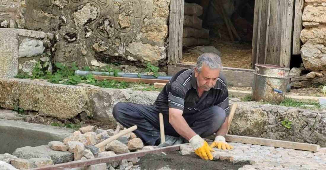 Erzincan’ın Kemaliye ilçesinde yaşayan taş ustası Mustafa Olgunöz, ekmeğini 45
