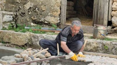 Erzincan’ın Kemaliye ilçesinde yaşayan taş ustası Mustafa Olgunöz, ekmeğini 45