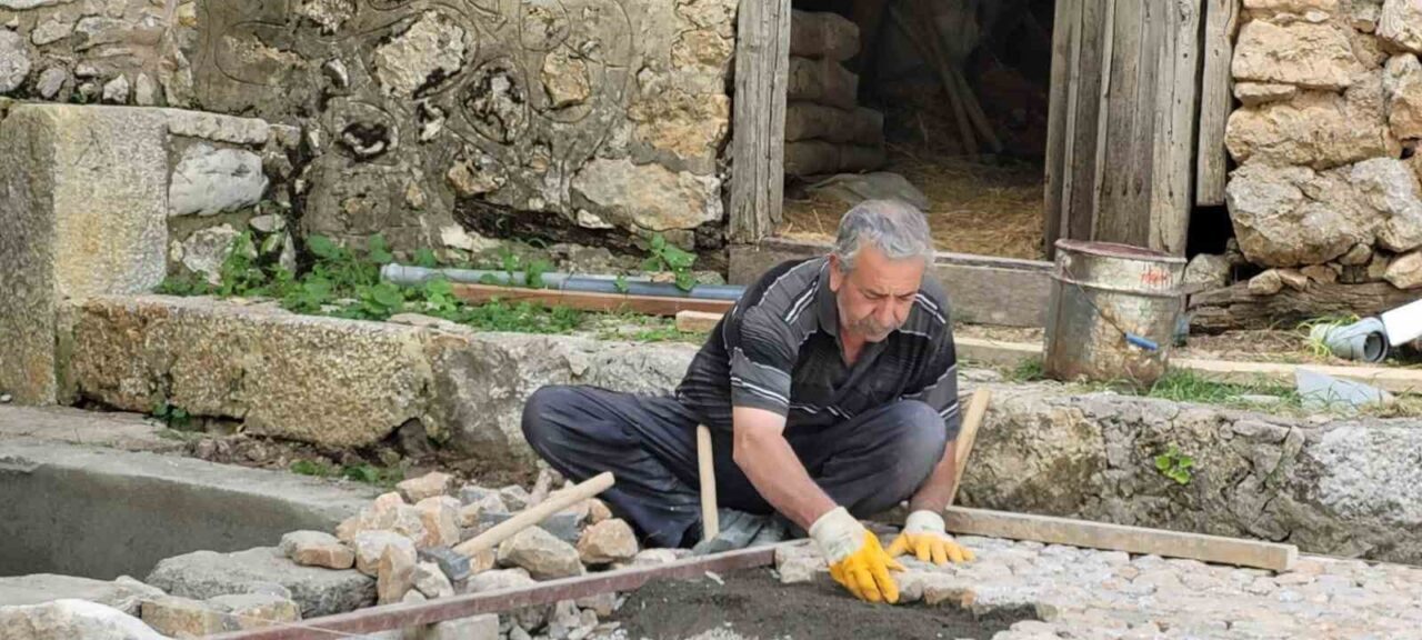 Erzincan’ın Kemaliye ilçesinde yaşayan taş ustası Mustafa Olgunöz, ekmeğini 45