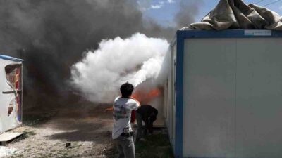 Kahramanmaraş’ın Elbistan ilçesindeki konteyner kentte çıkan yangın ekiplerin müdahalesiyle söndürüldü.