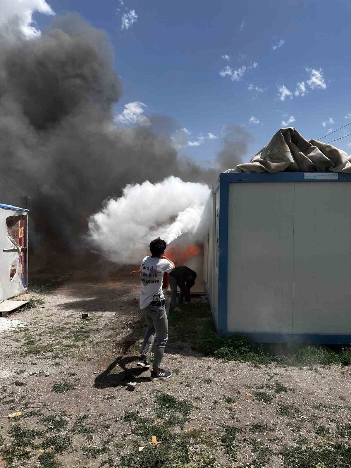 Kahramanmaraş’ın Elbistan ilçesindeki konteyner kentte çıkan yangın ekiplerin müdahalesiyle söndürüldü.