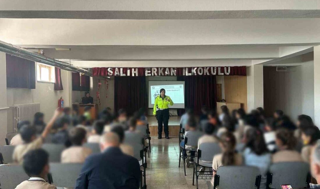 Erzincan’da polis ekiplerince, kent merkezinde bulunan okullarda kişisel güvenlik ve