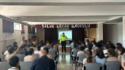 Erzincan’da polis ekiplerince, kent merkezinde bulunan okullarda kişisel güvenlik ve