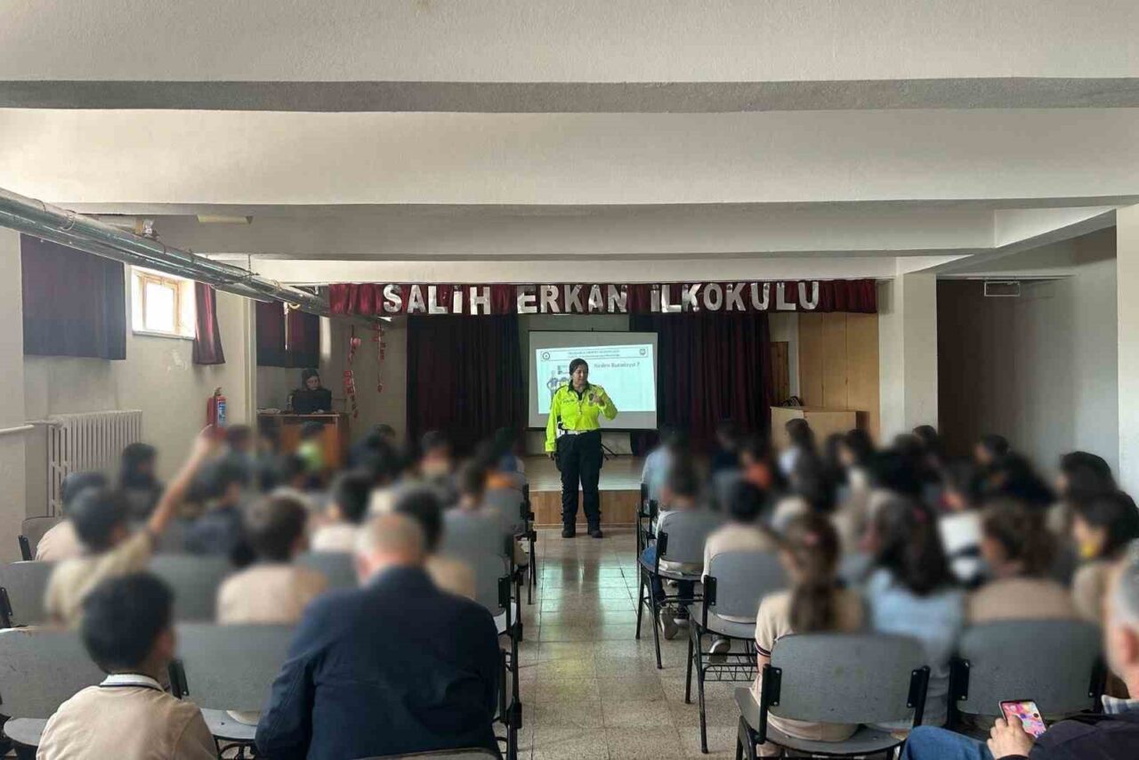 Erzincan’da polis ekiplerince, kent merkezinde bulunan okullarda kişisel güvenlik ve
