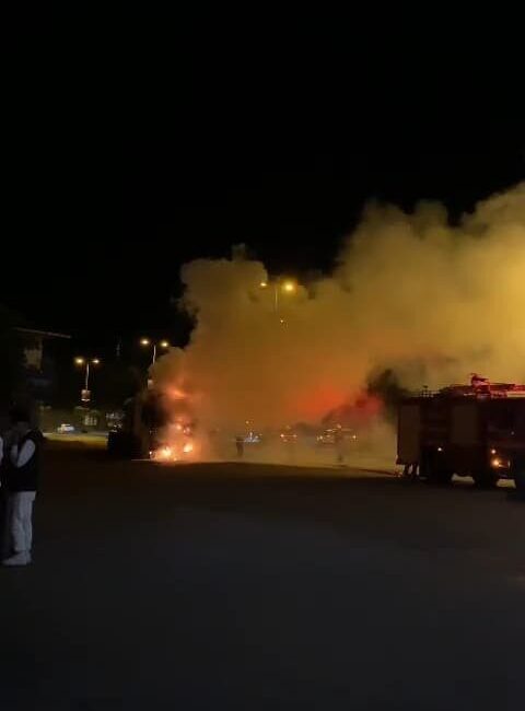 Ereğli’de seyir halindeki tır alev aldı Zonguldak’ın Ereğli ilçesine bağlı Gülüç beldesinde seyir halindeki bir tırda