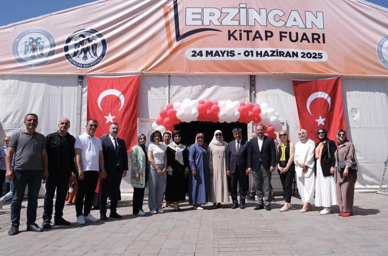Erzincan Belediye binası önünde kurulan bin metrekarelik çadırda Erzincan Kitap