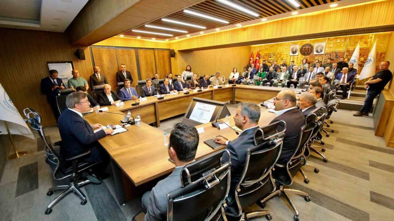 Erzincan Valisi Hamza Aydoğdu başkanlığında; ilgili kurum müdürleri, ilçe belediye