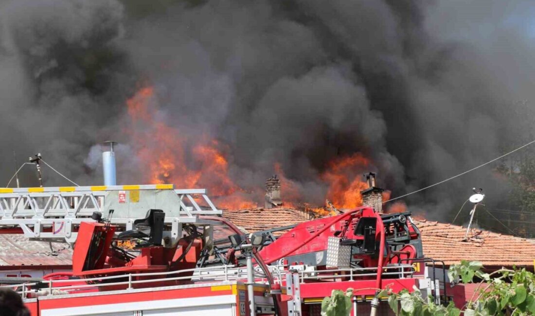 Erzincan’da Buğday Meydanı’nda ahşaptan sıralı dükkanların çatısında çıkan yangına müdahale