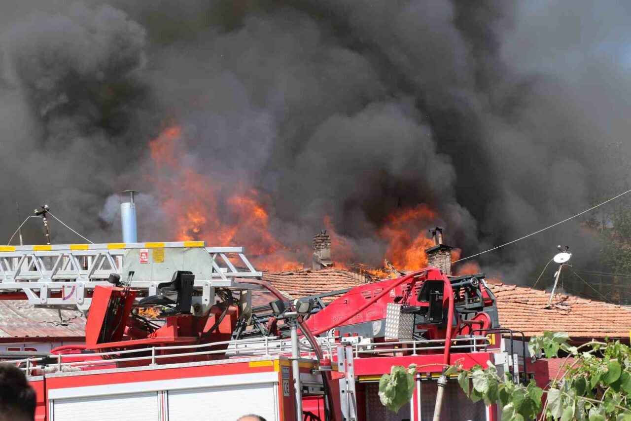 Erzincan’da Buğday Meydanı’nda ahşaptan sıralı dükkanların çatısında çıkan yangına müdahale