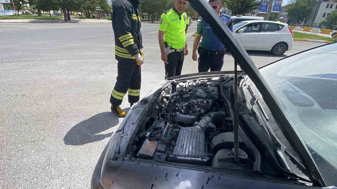 Erzincan’da seyir halindeki araç yandı. Olay, Ergenekon mahallesinde meydana geldi.