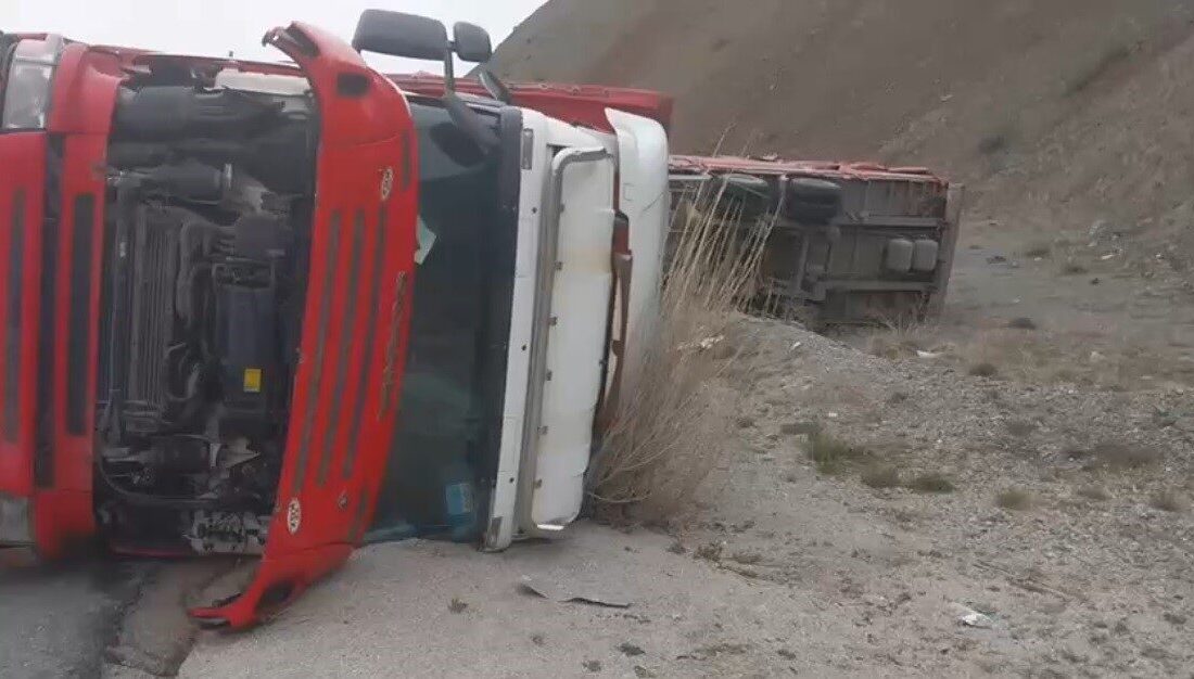Erzincan-Sivas kara yolunda dorsesi beyaz eşya yüklü tır devrildi. Kazada