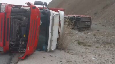 Erzincan-Sivas kara yolunda dorsesi beyaz eşya yüklü tır devrildi. Kazada