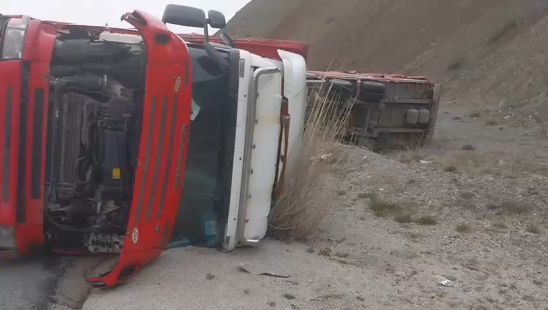 Erzincan-Sivas kara yolunda dorsesi beyaz eşya yüklü tır devrildi. Kazada