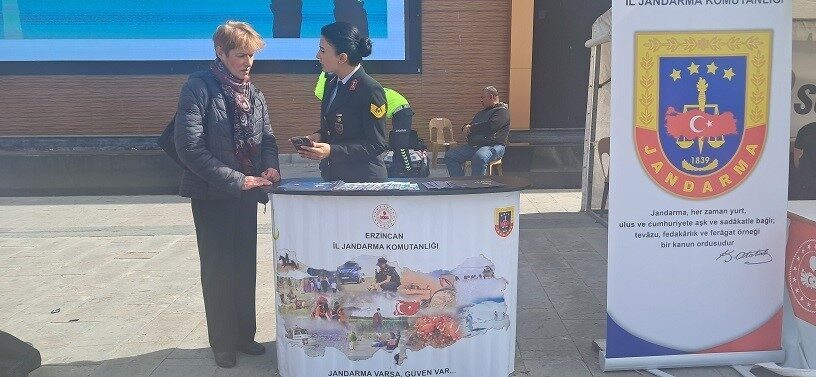Erzincan’da Jandarma KADES uygulaması hakkında bilgilendirdi Karayolu Trafik Haftası kapsamında Erzincan’da İl Jandarma Komutanlığı trafik jandarma