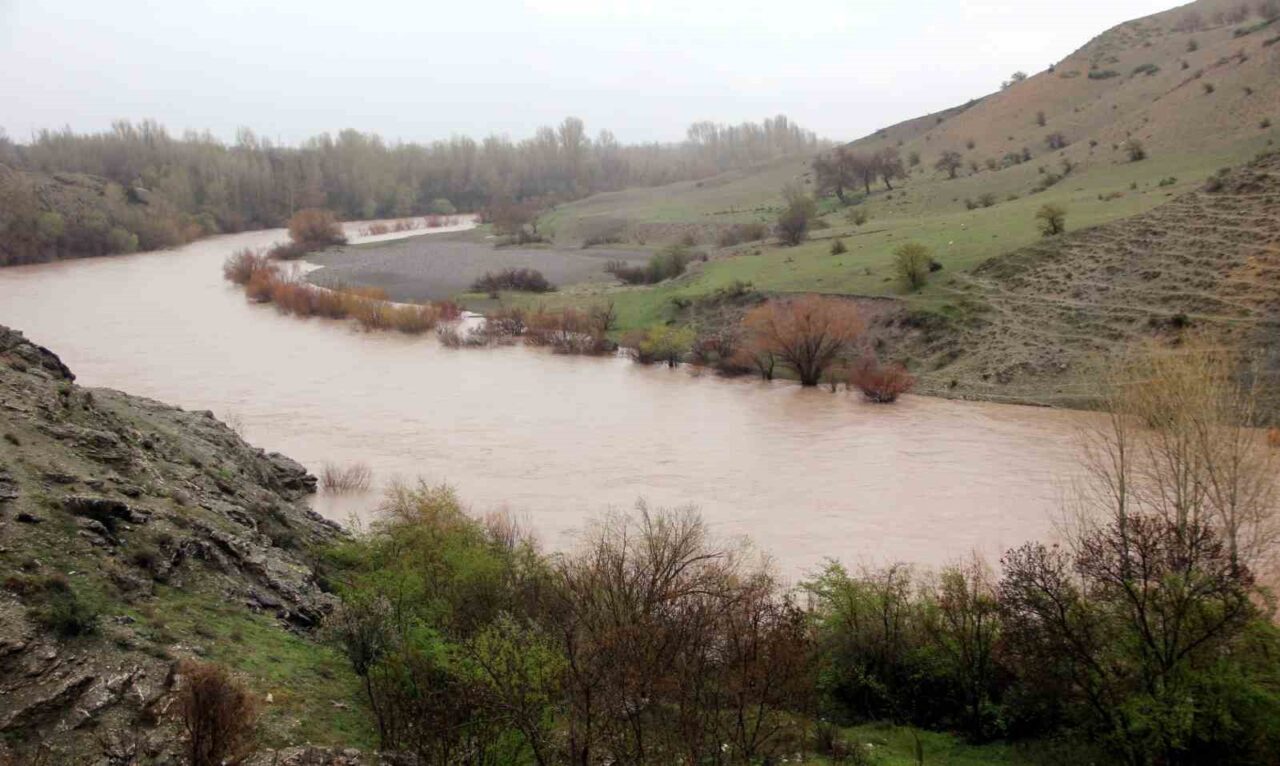 Erzincan’da etkili olan yağmur nedeniyle Karasu ve Fırat Nehri’nin debisi