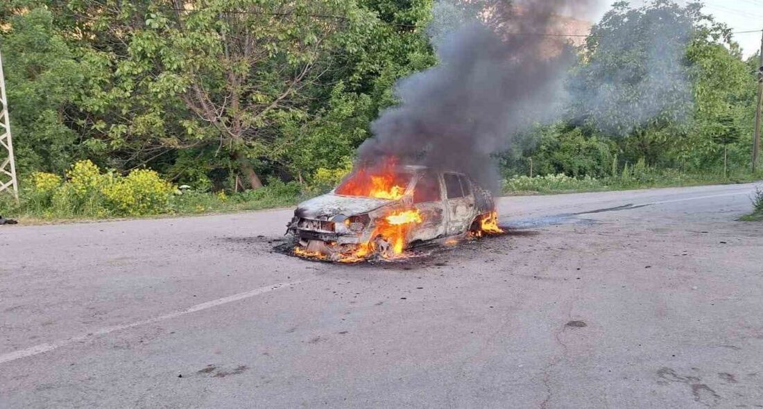 Erzincan’da seyir halinde arıza veren otomobil kısa süre sonra yanarak