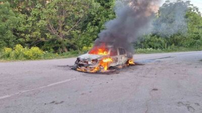 Erzincan’da seyir halinde arıza veren otomobil kısa süre sonra yanarak