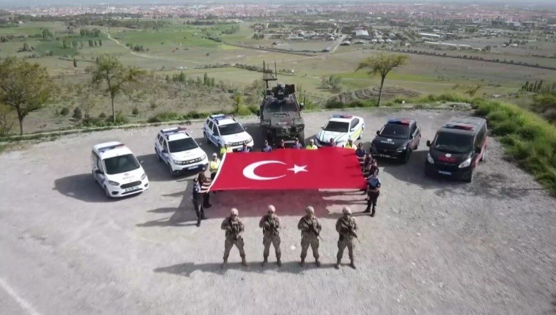 Erzincan’da polisler, gençlerin 19 Mayıs Atatürk’ü Anma, Gençlik ve Spor