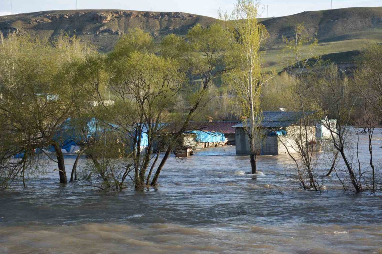 Erzincan’ın Tercan ilçesinde sağanak sonrası bazı tarım arazileri su altında