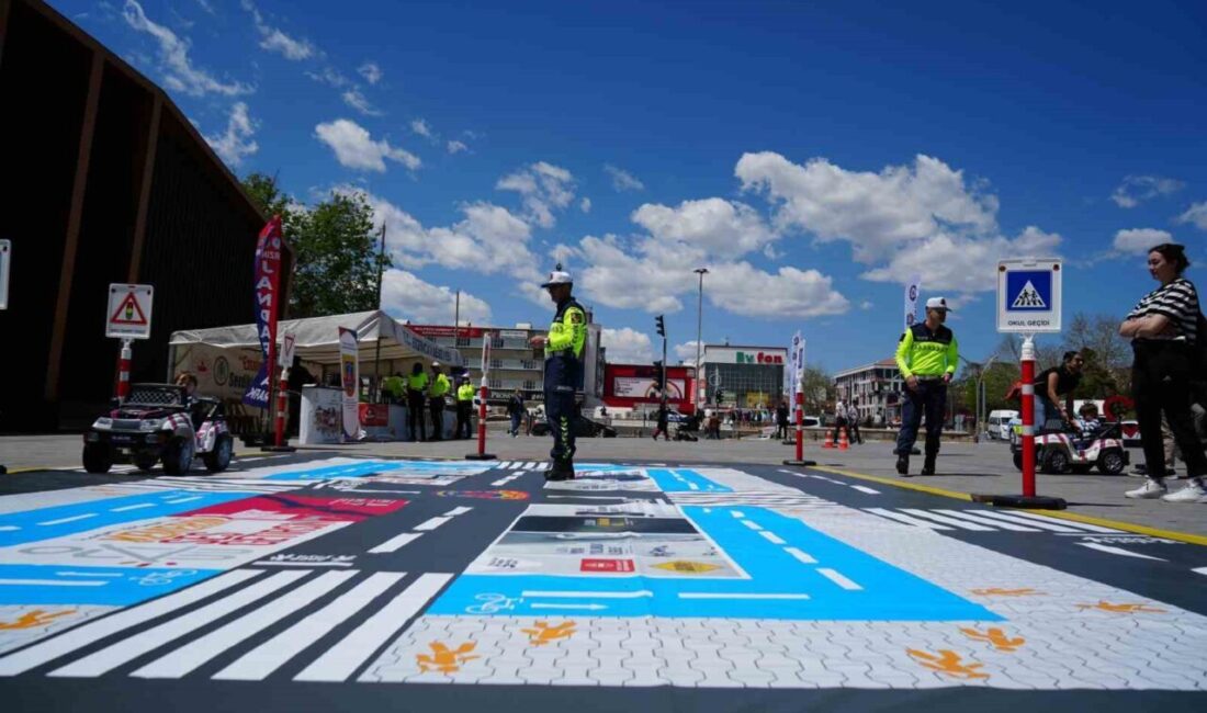 Erzincan’da “Trafik Haftası” kapsamında vatandaşlara uygulamalı trafik eğitimi verildi. “Bir