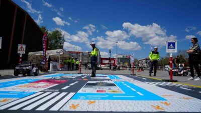 Erzincan’da “Trafik Haftası” kapsamında vatandaşlara uygulamalı trafik eğitimi verildi. “Bir