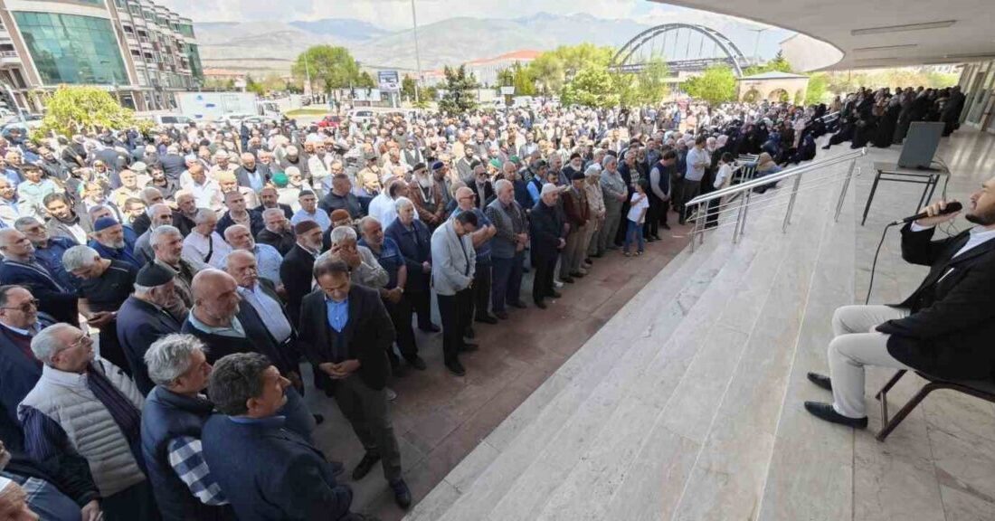 2025 yılı hacı adayları Erzincan’dan Medine-i Münevvere’ye uğurlandı. Erzincan’dan Diyanet