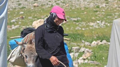Erzincan’da yaza doğru yüksek rakımlı yaylalara çıkan göçerler zor hayat