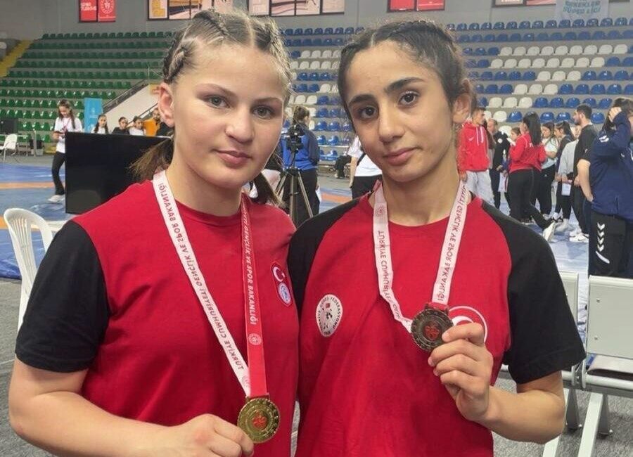 Erzincanlı sporcu Safiye Mustafa, Rize’de düzenlenen Yıldız Kızlar Güreş Türkiye