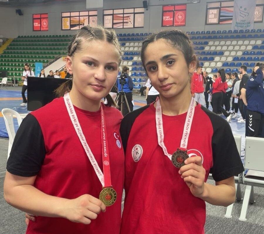 Erzincanlı sporcu Safiye Mustafa, Rize’de düzenlenen Yıldız Kızlar Güreş Türkiye