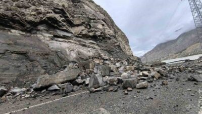 Erzurum’un Uzundere ilçesinde bulunan Pirinkayalar Geçidi’nde heyelan meydana geldi. Olay