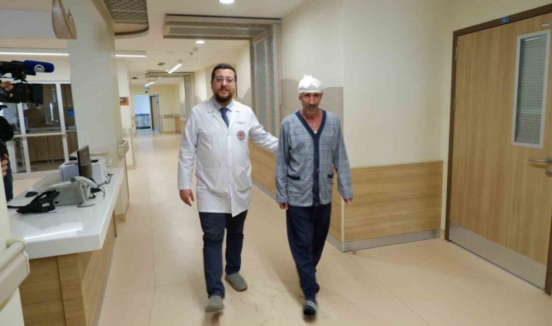 Erzurum Şehir Hastanesi’nde yapılan operasyonla; 59 yaşındaki Memet Dalmaz’ın beyin