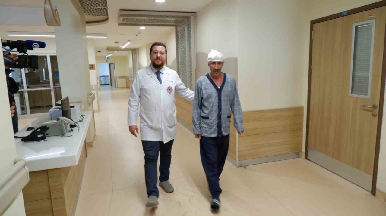Erzurum Şehir Hastanesi’nde yapılan operasyonla; 59 yaşındaki Memet Dalmaz’ın beyin