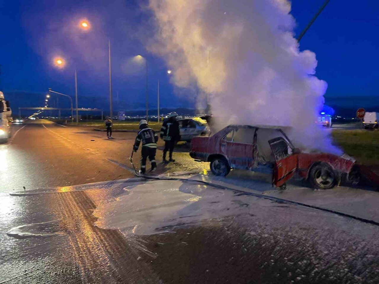 Erzurum’da meydana gelen araç yangınına itfaiye müdahale etti ama araç