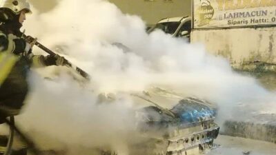 Erzurum’da meydana gelen araç yangını korkuttu, itfaiye kullanılmaz hale gelen