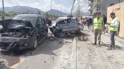 Erzurum’un Yakutiye ilçesinde freni boşalan beton mikseri, onlarca araca çarparak