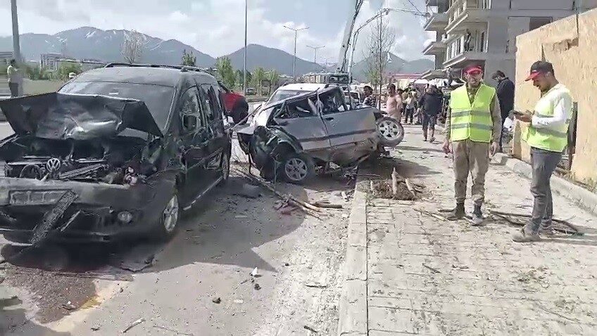 Erzurum’un Yakutiye ilçesinde freni boşalan beton mikseri, onlarca araca çarparak