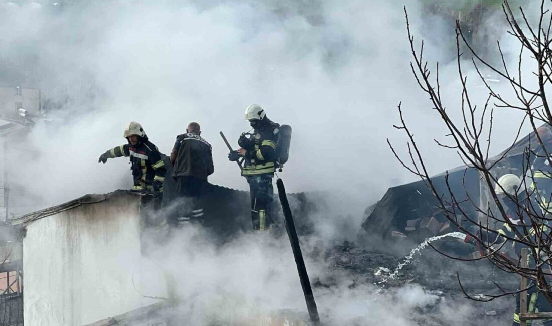 Erzurum’da meydana gelen çatı yangınına müdahele eden itfaiye ekipleri uzun