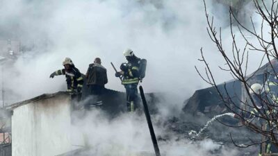 Erzurum’da meydana gelen çatı yangınına müdahele eden itfaiye ekipleri uzun
