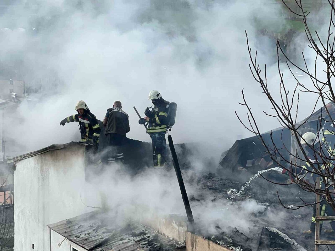 Erzurum’da meydana gelen çatı yangınına müdahele eden itfaiye ekipleri uzun
