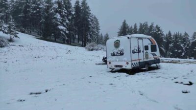 Erzurum’un Oltu ilçesinin yüksek kesimleri gece etkili olan kar yağışı