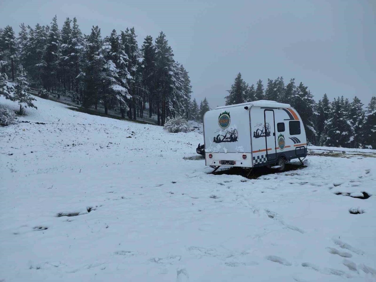Erzurum’un Oltu ilçesinin yüksek kesimleri gece etkili olan kar yağışı