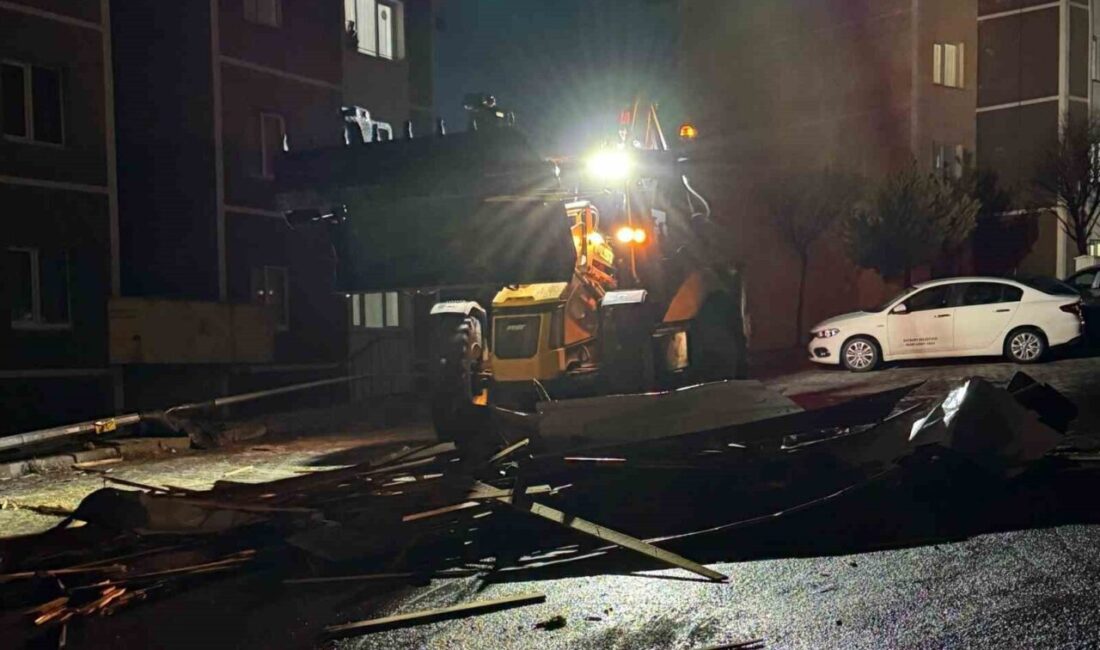 Bayburt’ta etkili olan kuvvetli fırtına nedeniyle bazı evlerin çatıları uçarak,