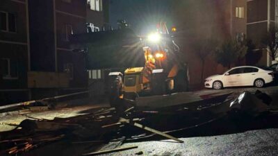 Bayburt’ta etkili olan kuvvetli fırtına nedeniyle bazı evlerin çatıları uçarak,