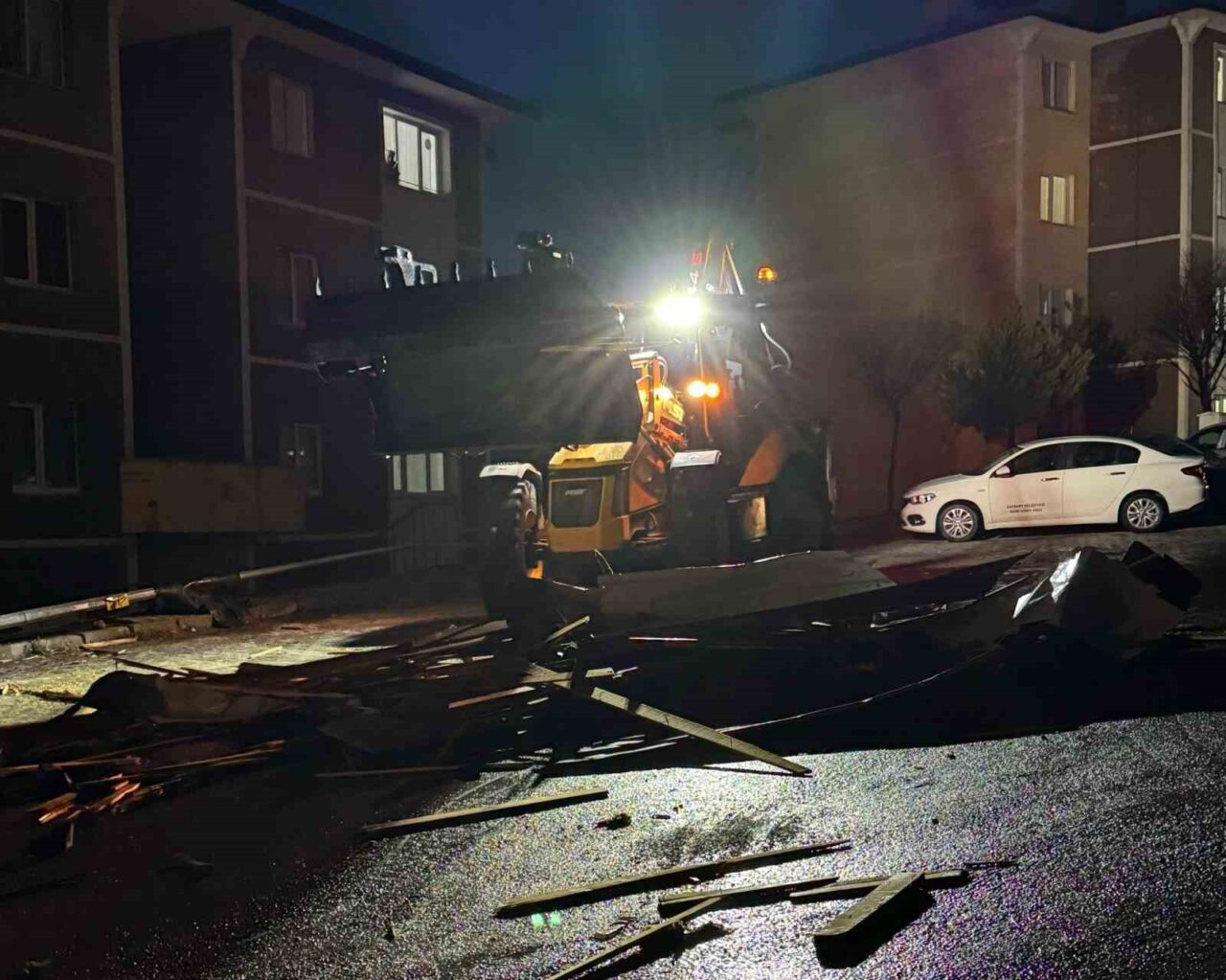 Bayburt’ta etkili olan kuvvetli fırtına nedeniyle bazı evlerin çatıları uçarak,